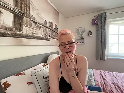 Curvy-Jinx Live XXX Chat