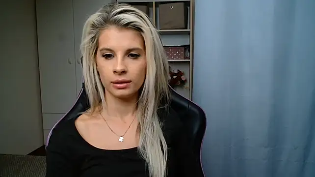 צ'אט XXX בשידור חי של KristineGlow