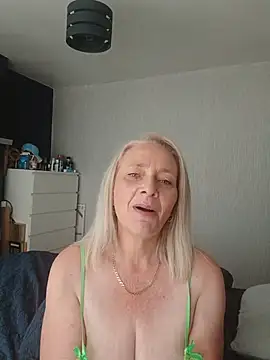 BellaUkCurvy's Live XXX Chat