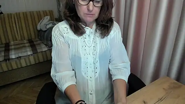 lauraoven XXX чат на живо