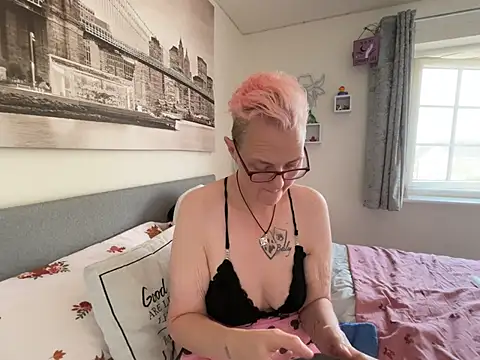 Curvy-Jinx Live XXX-Chat
