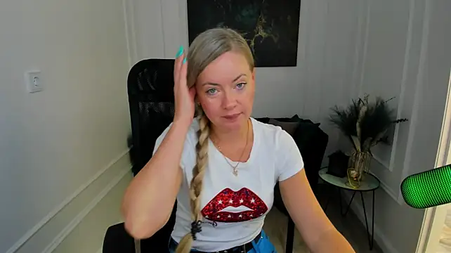 CharlotteKerti's Live XXX Chat