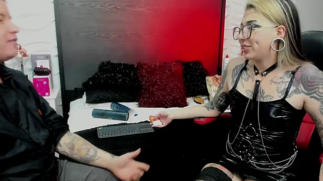 Chat XXX en directo de inkedsinners_
