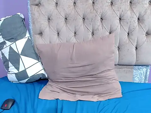 XXX chat uživo modela BustyMomo