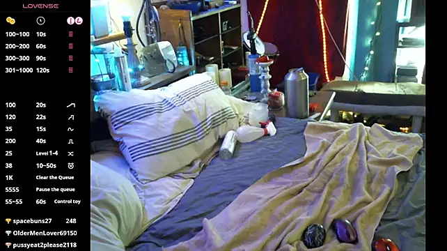 Pussyeat2please's Webcam Show