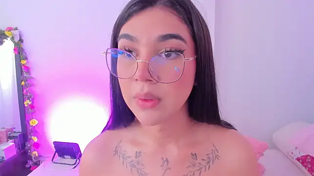 RoseCassie Adlı Modelin Canlı XXX Sohbeti