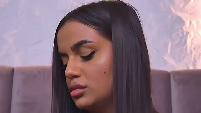 צ'אט XXX בשידור חי של AliceKane