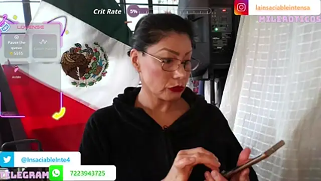 Show modela LaInsaciableIntensa na web-kameri
