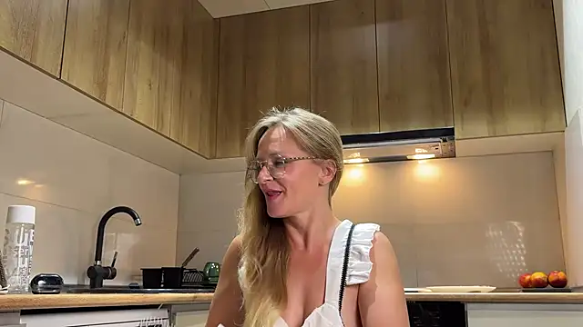 mommy_nadin Adlı Modelin Canlı XXX Sohbeti