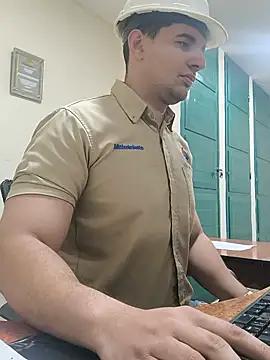Officeb0yのライブXXXチャット