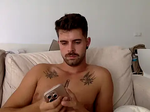 Benistripp élő XXX-chatje