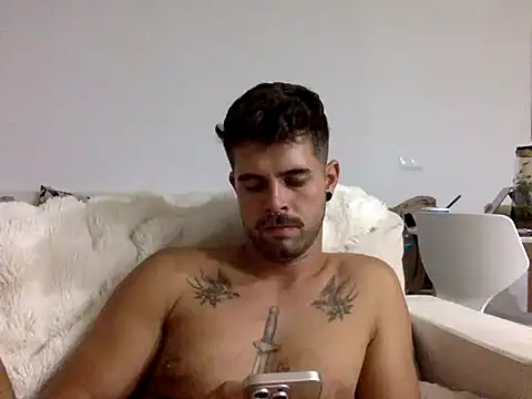 Benistripp élő XXX-chatje