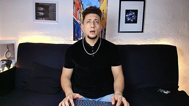 צ'אט XXX בשידור חי של SR_EMILIOCUM