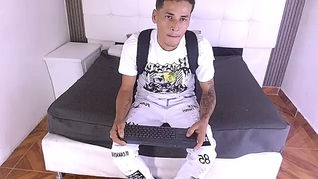 Chat +18 de Jainer_Bronw_01 ao vivo