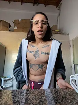 Chat +18 de Poison_Ivy_29 ao vivo