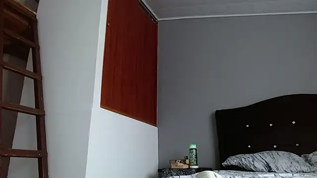 Emilia_1995 Chat XXX in diretta