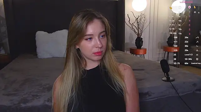 LoraineLuff's Live XXX Chat