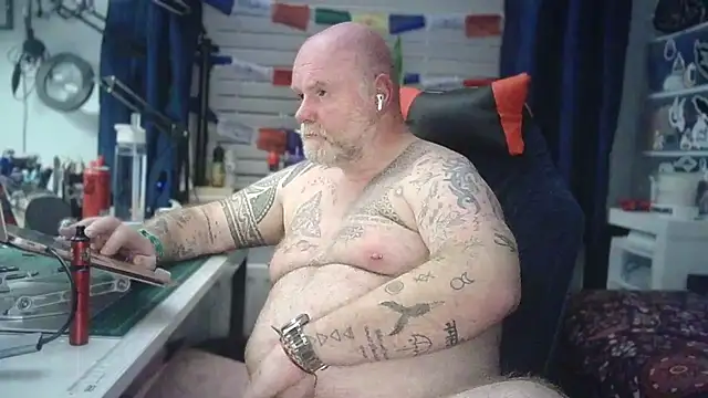 Tattooed_Dilf_01のウェブカメラショー