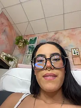 TopDollXXX élő XXX-chatje