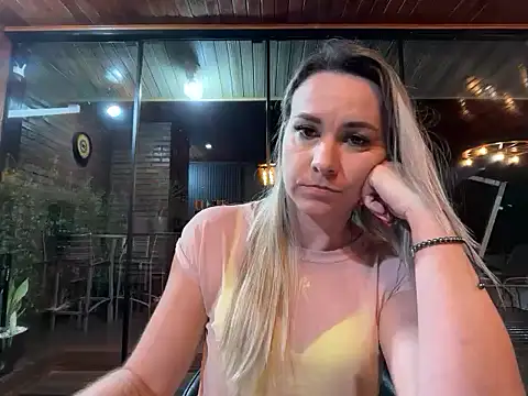 Show de SuhHWhotwife na webcam