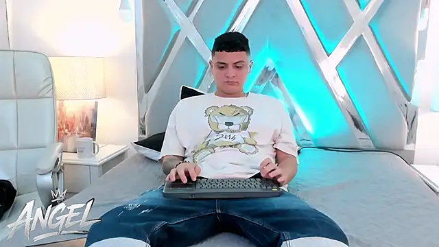 Chat +18 de AngelBlue__ ao vivo
