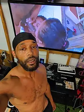 TheGoldenBoldy321 Show in webcam