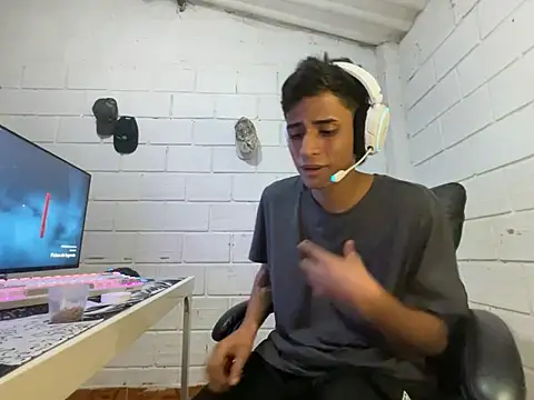 Max_TheHorseDick Show in webcam