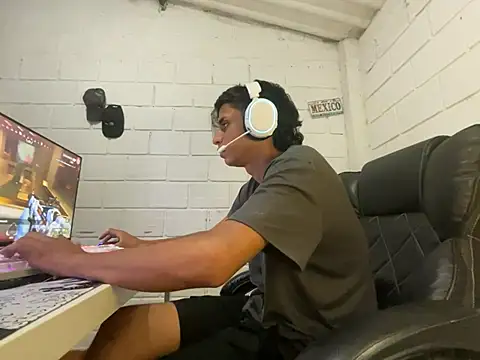 Max_TheHorseDickのライブXXXチャット