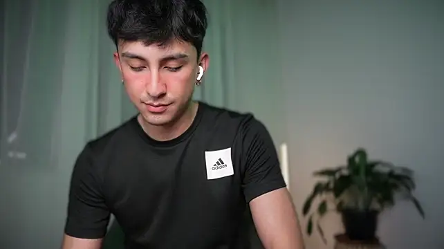 Онлайн чат XXX sweettaaron01