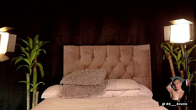 Bruno___69 Adlı Modelin Canlı XXX Sohbeti