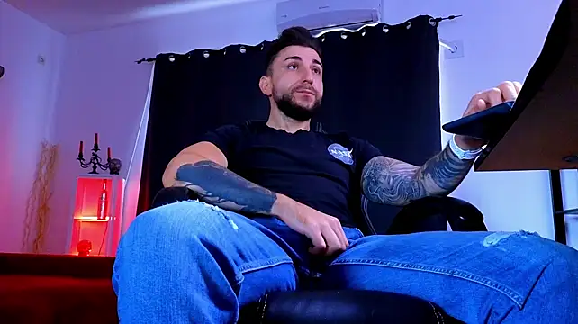 MightyAaron66's Live XXX Chat
