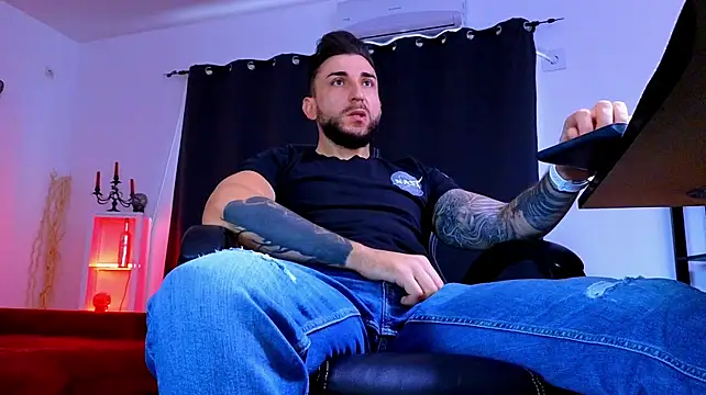 MightyAaron66 Live XXX-chat