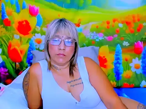 indianroxy's Live XXX Chat