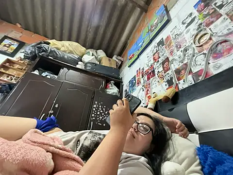 violeta_818 élő XXX-chatje