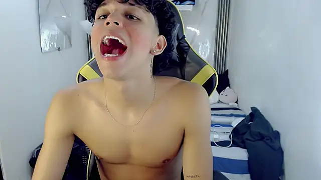 Chat XXX en directo de FUNNY_DICK_