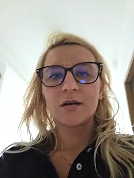 Chat +18 de KaylinJan ao vivo