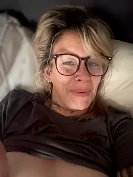 Chat +18 de blondebitch2 ao vivo