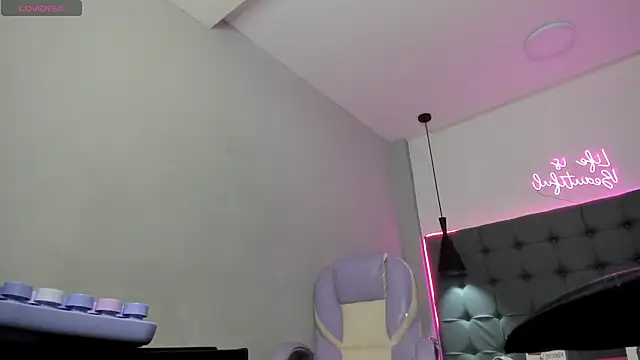 scarletcherry18's Live XXX Chat
