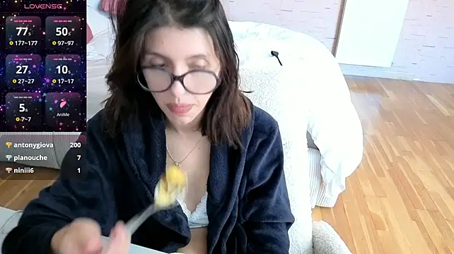 charlieangella Adlı Modelin Canlı XXX Sohbeti