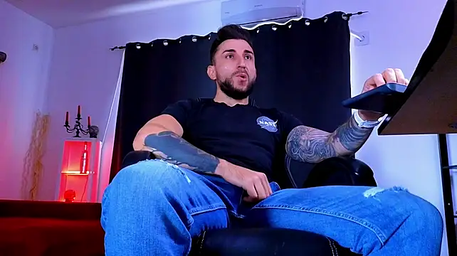 MightyAaron66 Adlı Modelin Canlı XXX Sohbeti