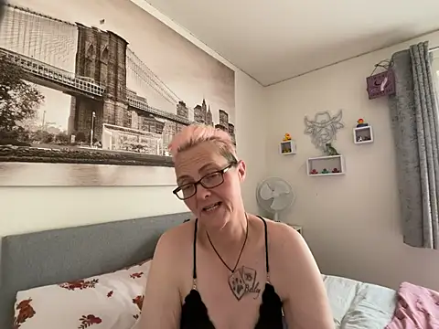 Curvy-Jinx's Live XXX Chat