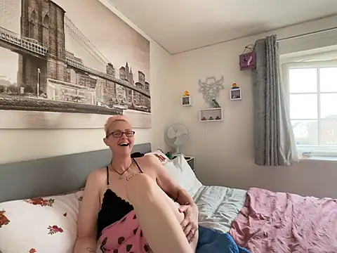 XXX chat uživo modela Curvy-Jinx