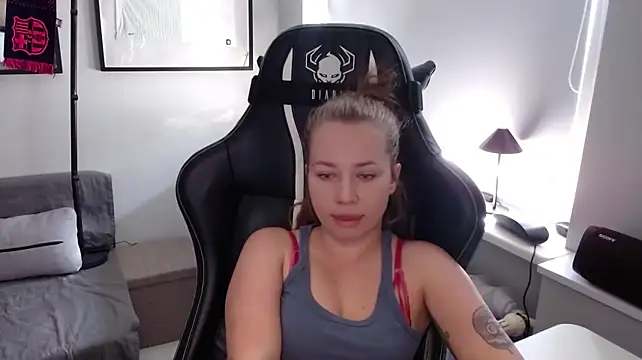 Chat +18 de holly_xglam ao vivo
