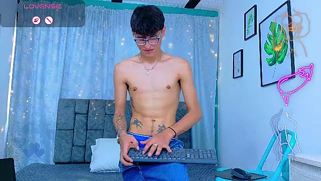 NicolasTorrez Show in webcam
