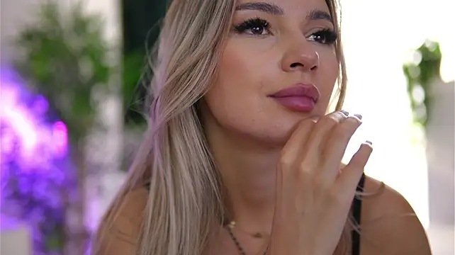 ArtTeasee Adlı Modelin Canlı XXX Sohbeti