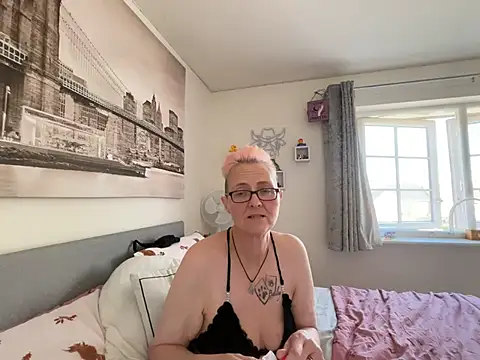 Curvy-Jinxn Live XXX chat