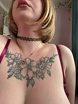 XXX chat uživo modela EmmySuiyugh