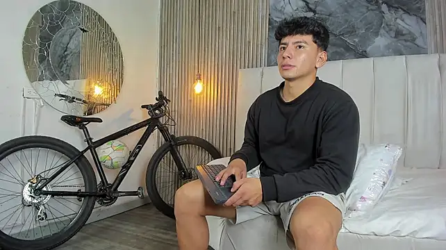 dark_ay live XXX chat