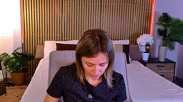 EmeraldGlow live XXX chat