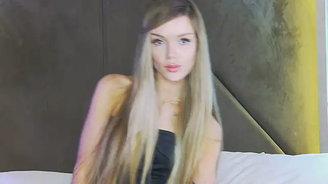 MarilynNova live XXX chat